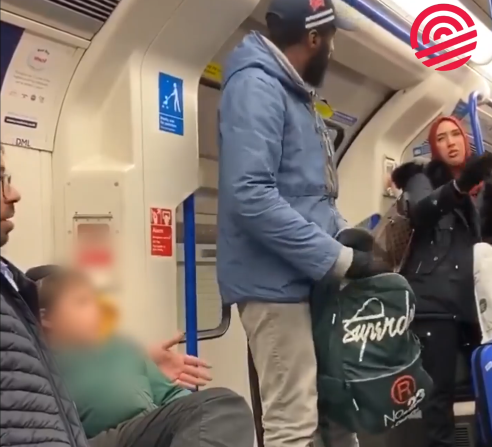 امرأة ليبية تشعل مواقع التواصل الاجتماعي والصحف البريطانية .. بعد وقوفها ضد العنصرية في قطار وسط مدينة لندن